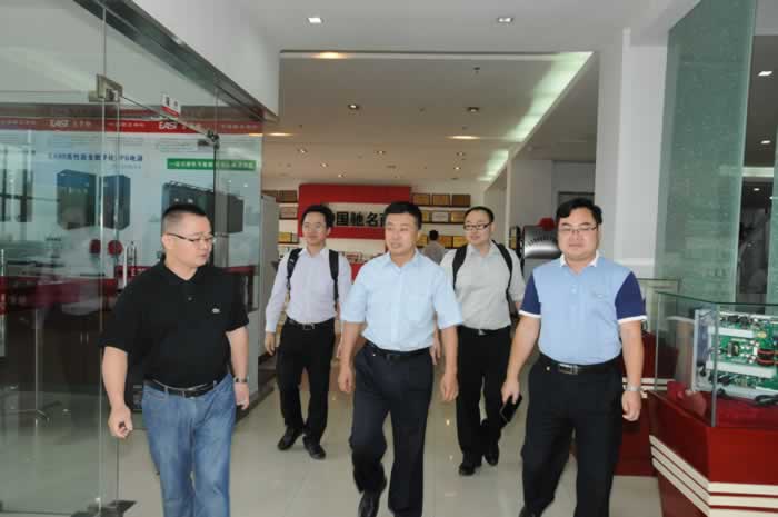 20141015中國進出口銀行廣東省分行行長張祖軍(左三)蒞臨易事特參觀考察.jpg