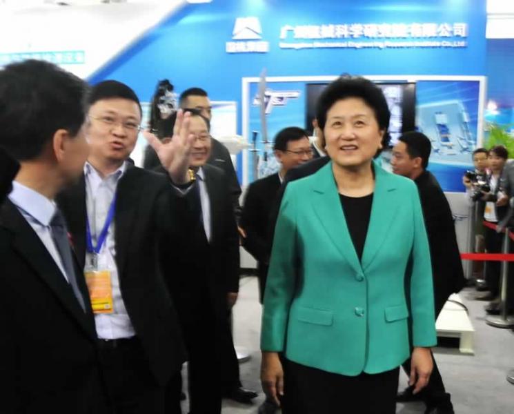 20141116國務院劉延東副總理在易事特展位前聽取何思模董事長的匯報.jpg