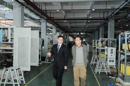 20141209總代表李偉(右一)一行參觀易事特UPS車間.jpg