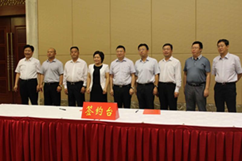 易事特與東臺沿海經濟區管委會簽訂新能源項目戰略合作協議簽約合影.jpg
